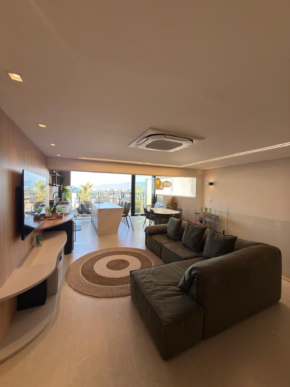 Cobertura duplex totalmente reformada com vista permanente para o mar disponível para venda em local